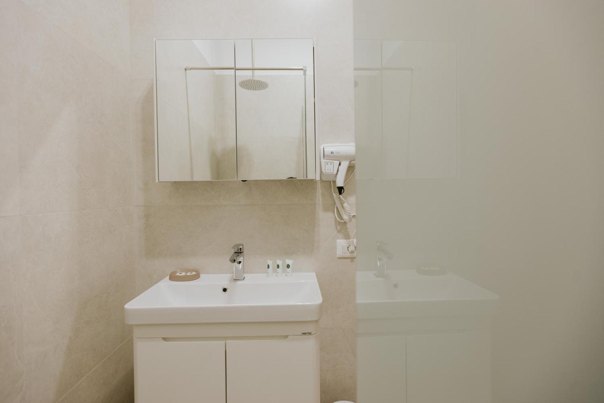 Hotel Kroi Near Castle Entrance Castle And Town View Kruje Luaran gambar
