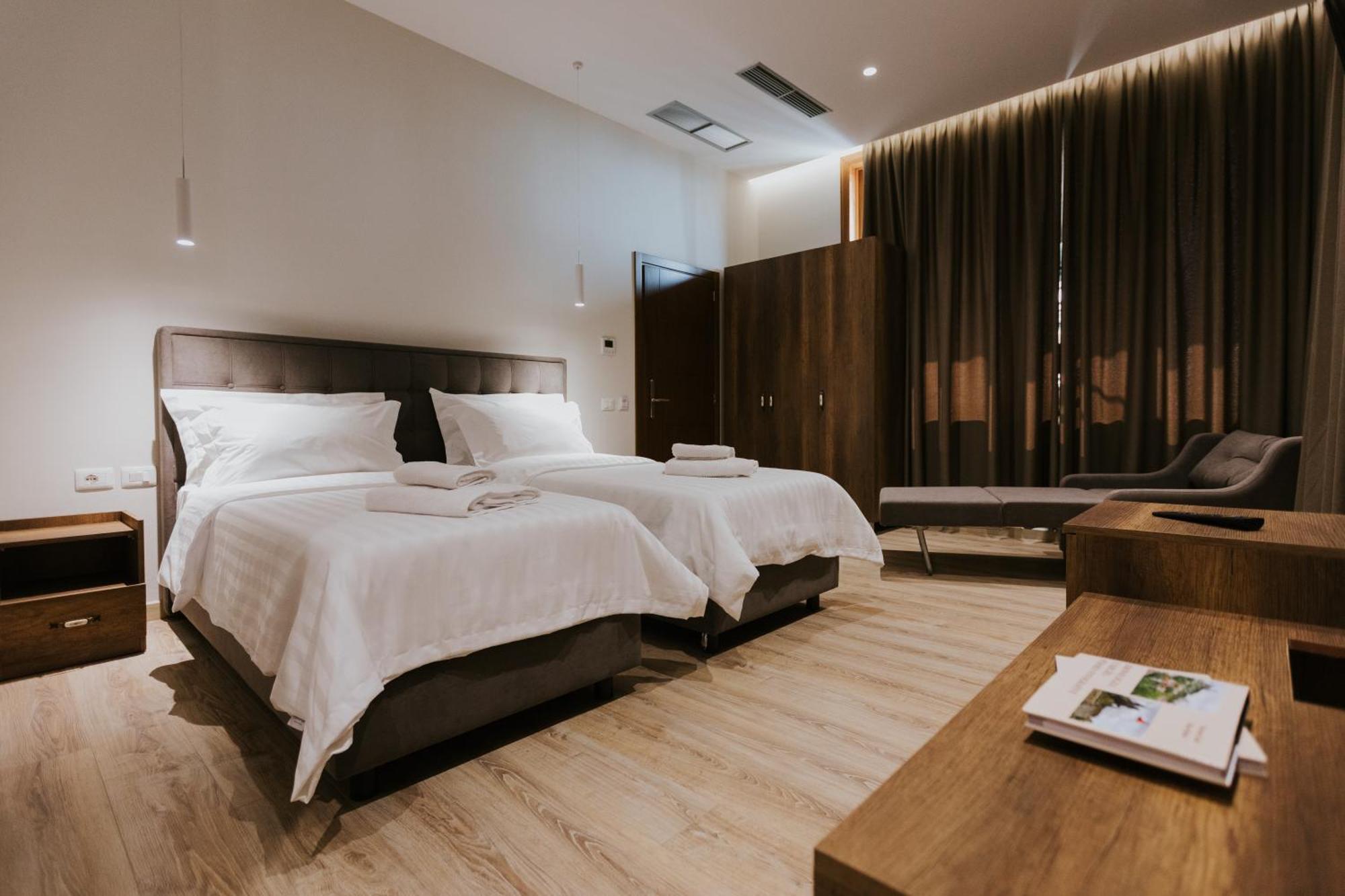 Hotel Kroi Near Castle Entrance Castle And Town View Kruje Luaran gambar